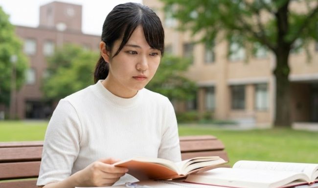 女子大生は学業と将来の夢を書く