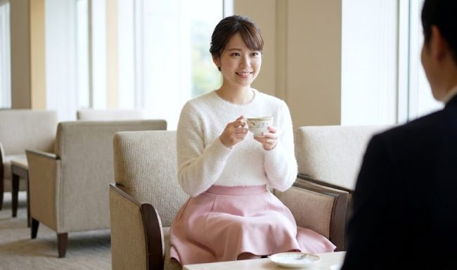 顔合わせは白ニットで好印象を狙う