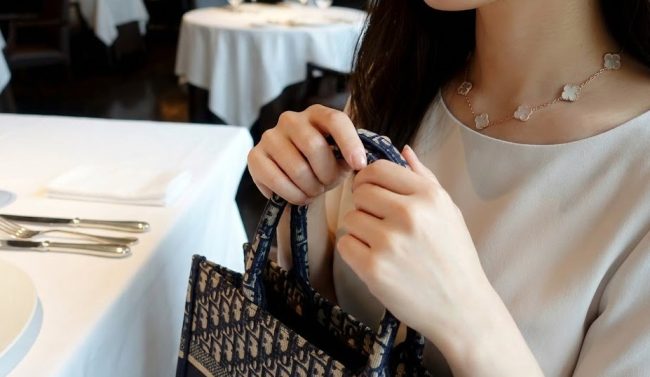 ヴァンクリとDiorを持つパパ活女子