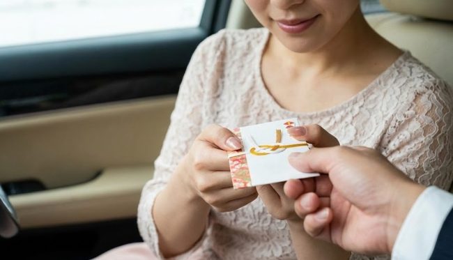 封筒の準備とマナーを意識したスマートな渡し方