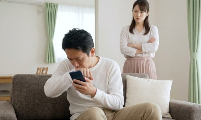 旦那の不自然な外出やスマホへの執着という兆候