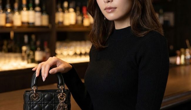 バッグや靴などの小物とヘアメイクで完成度を高める