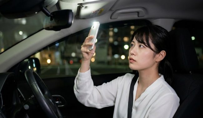 車内での隠しカメラや盗撮を防ぐチェック法