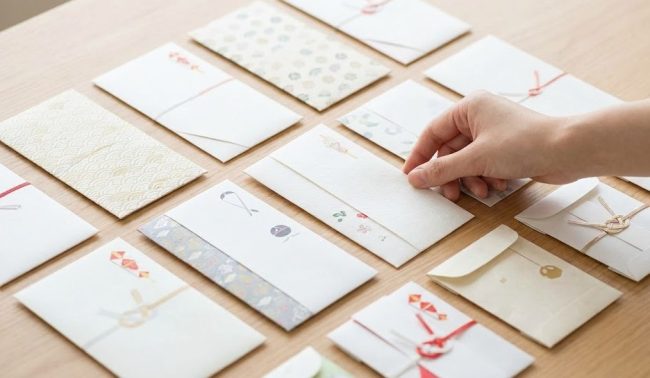 金銭の生々しさを抑える封筒やポチ袋の活用
