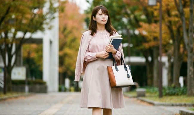 生活費や学費のために活動を始める女子大生