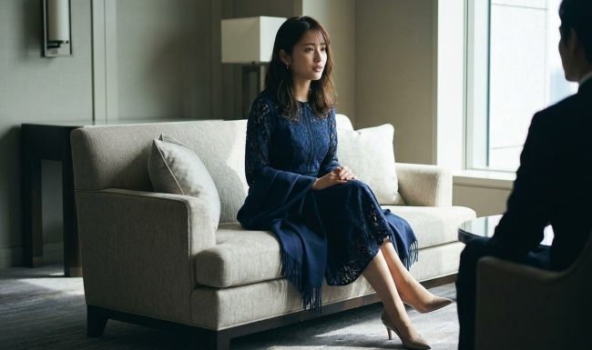 ホテルラウンジに相応しいスマートカジュアル